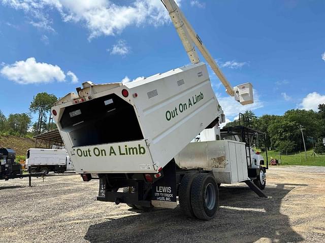 Image of GMC C7500 equipment image 4