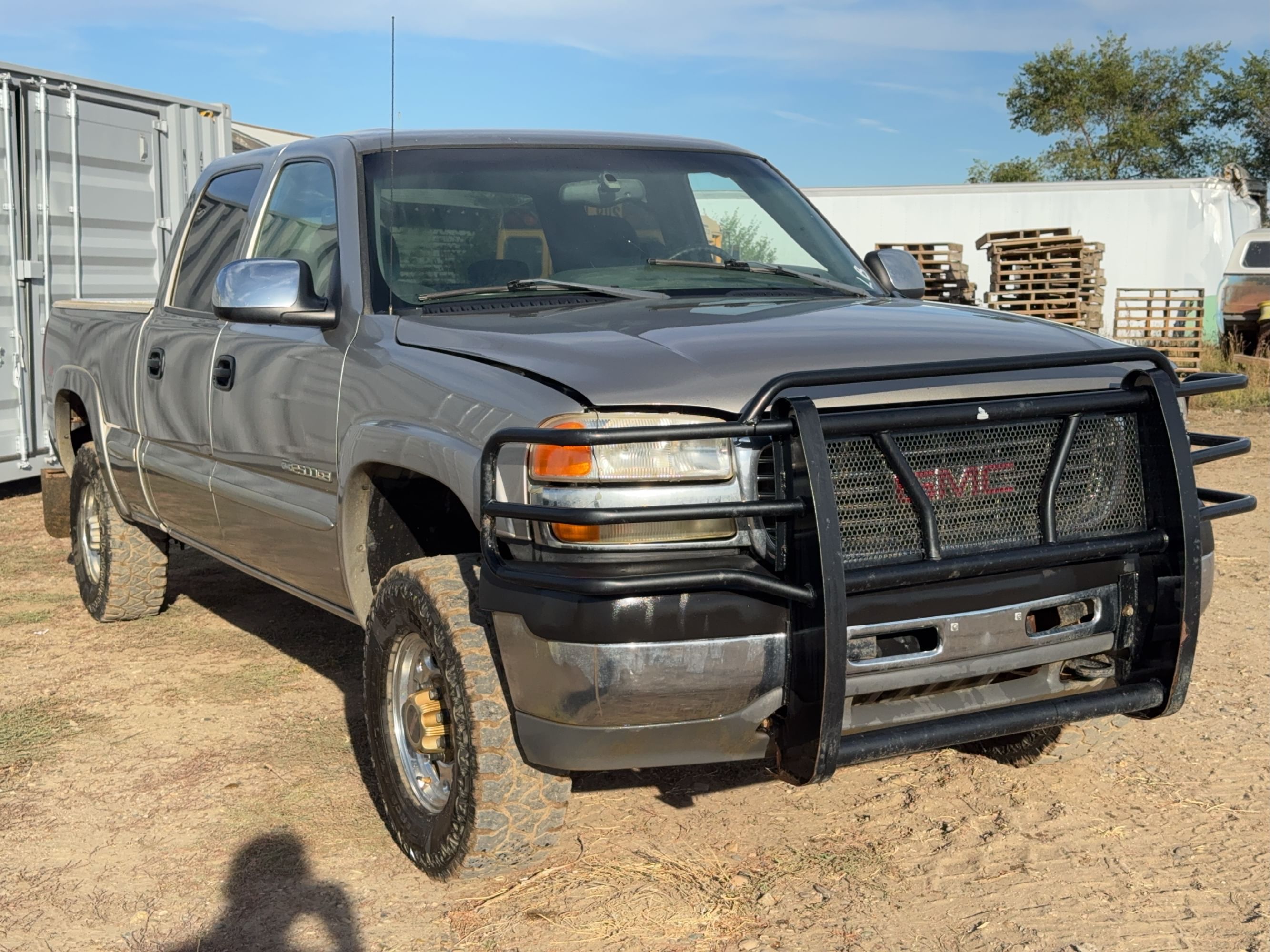 2001 GMC 2500HD Equipment Image0