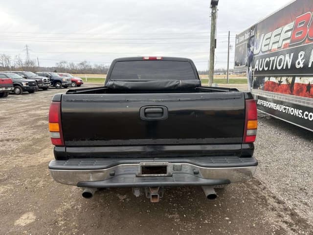 Image of GMC Sierra 1500 equipment image 3