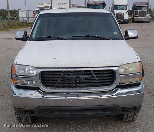 Image of GMC Sierra 1500 equipment image 1