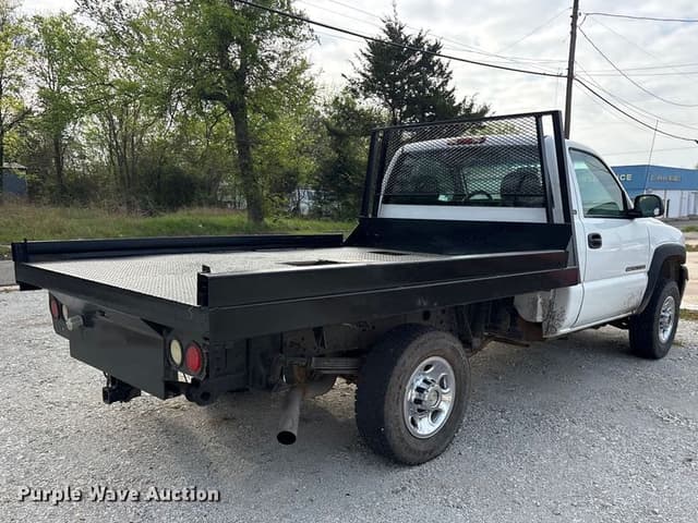 Image of GMC 2500HD equipment image 4