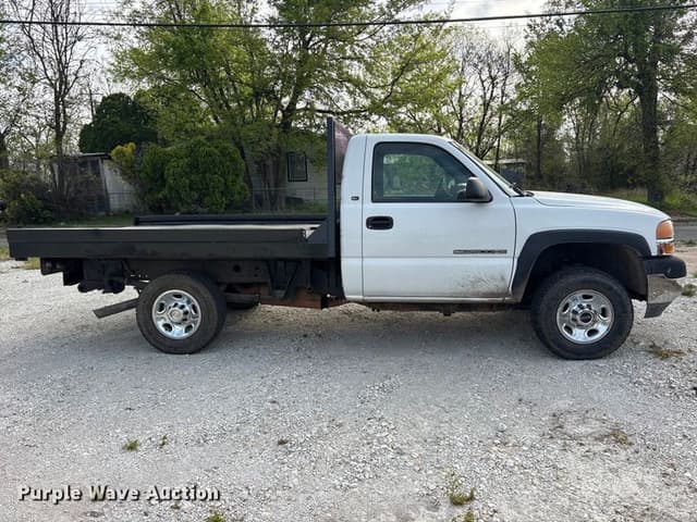 Image of GMC 2500HD equipment image 3