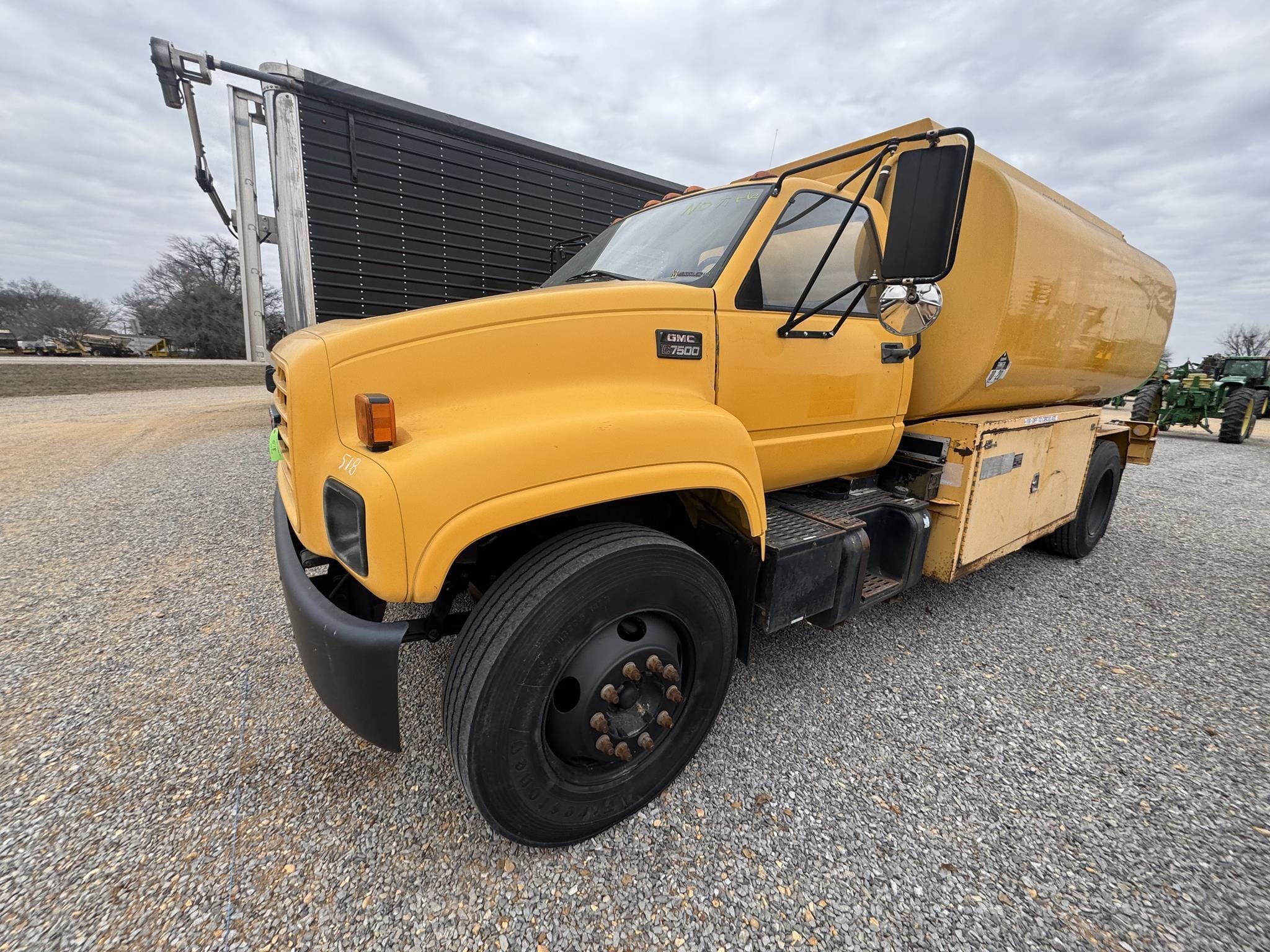 2001 GMC C7500 Equipment Image0