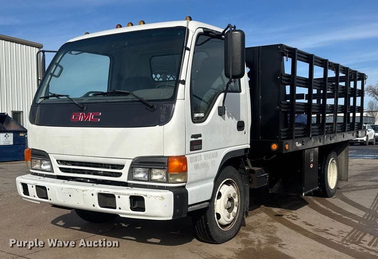 2001 GMC W5500 Equipment Image0
