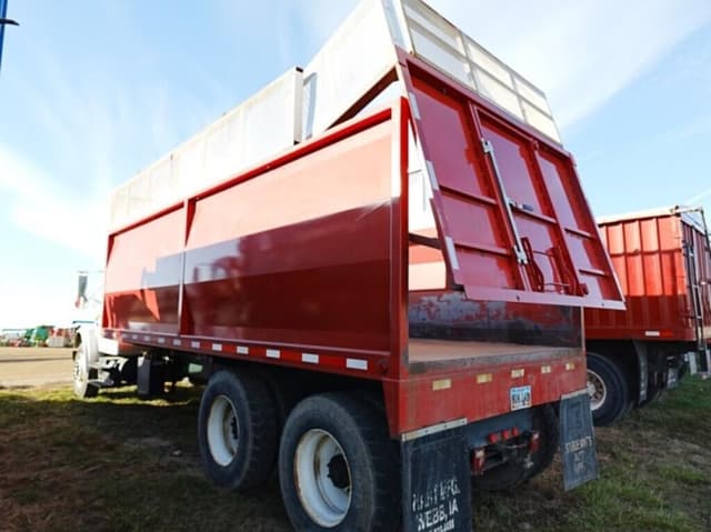 Image of International 4900DT equipment image 2