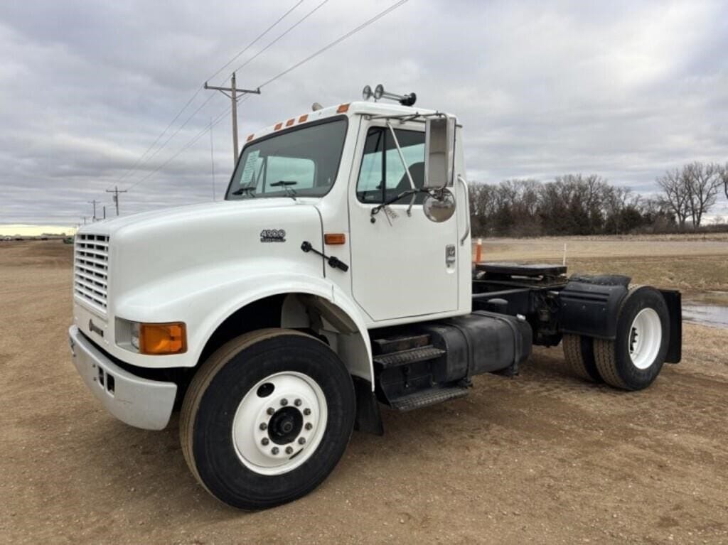 2001 International 4900 Equipment Image0