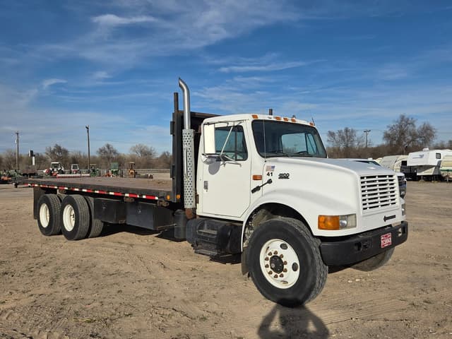 Image of International 4900 equipment image 1