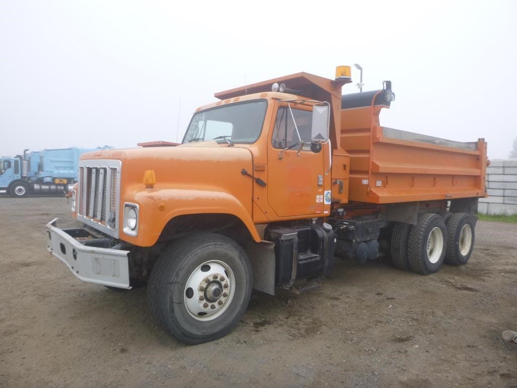 2001 International 2574 Equipment Image0