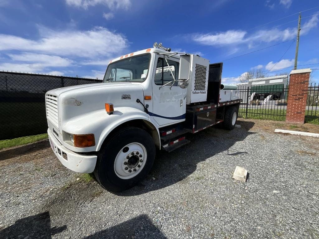 2001 International 4700 Equipment Image0