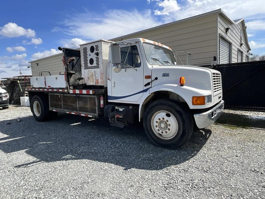 2001 International 4700 Equipment Image0