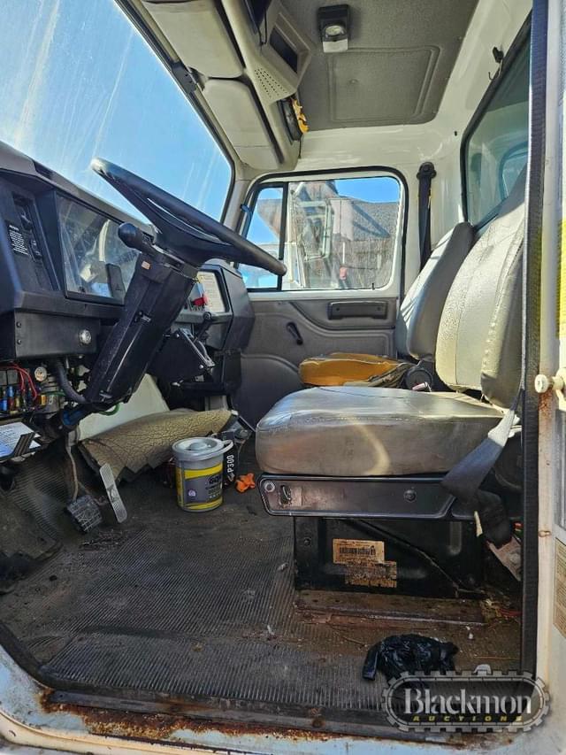 Image of International 4700 equipment image 4