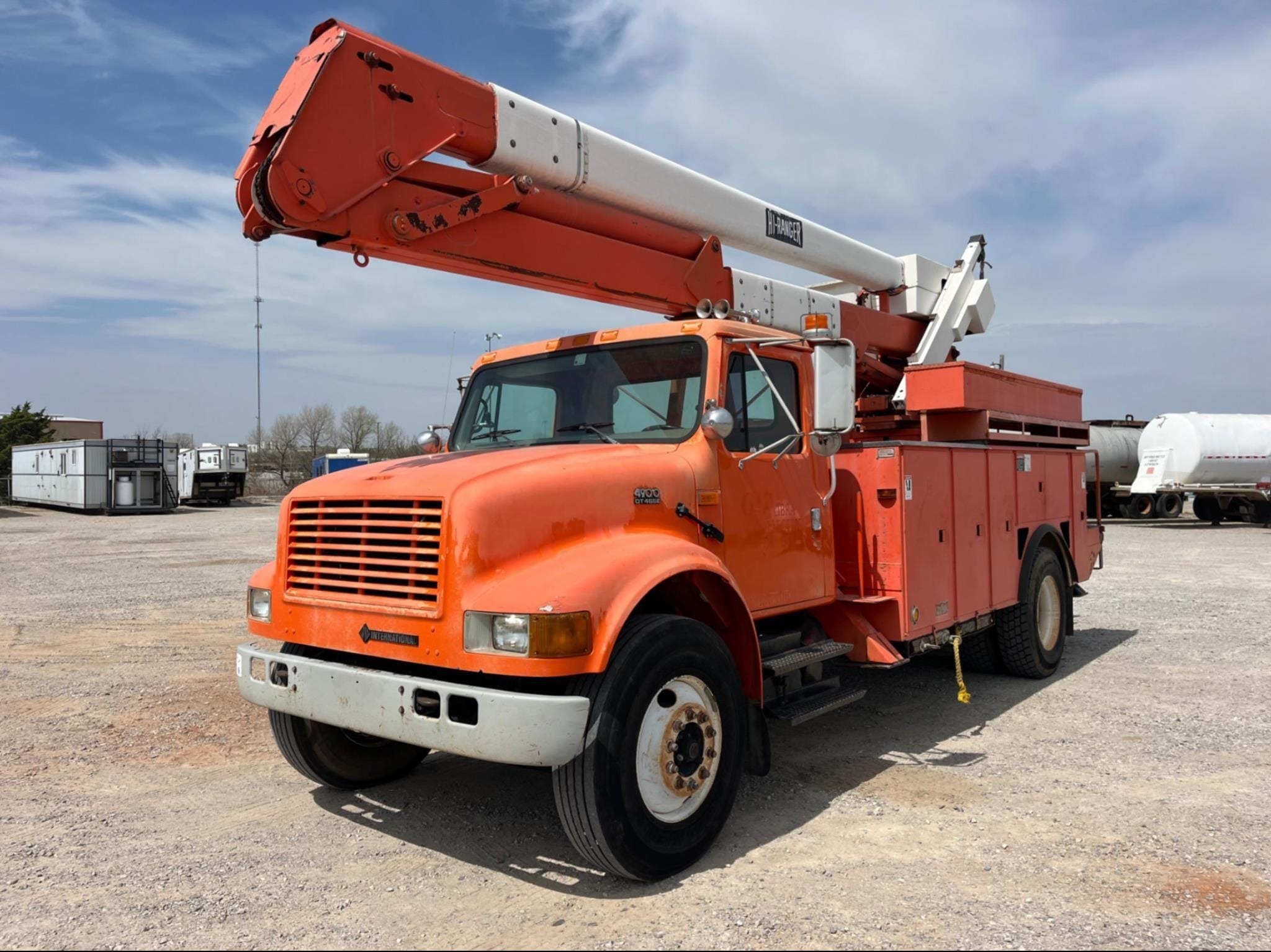2001 International 4900 Equipment Image0
