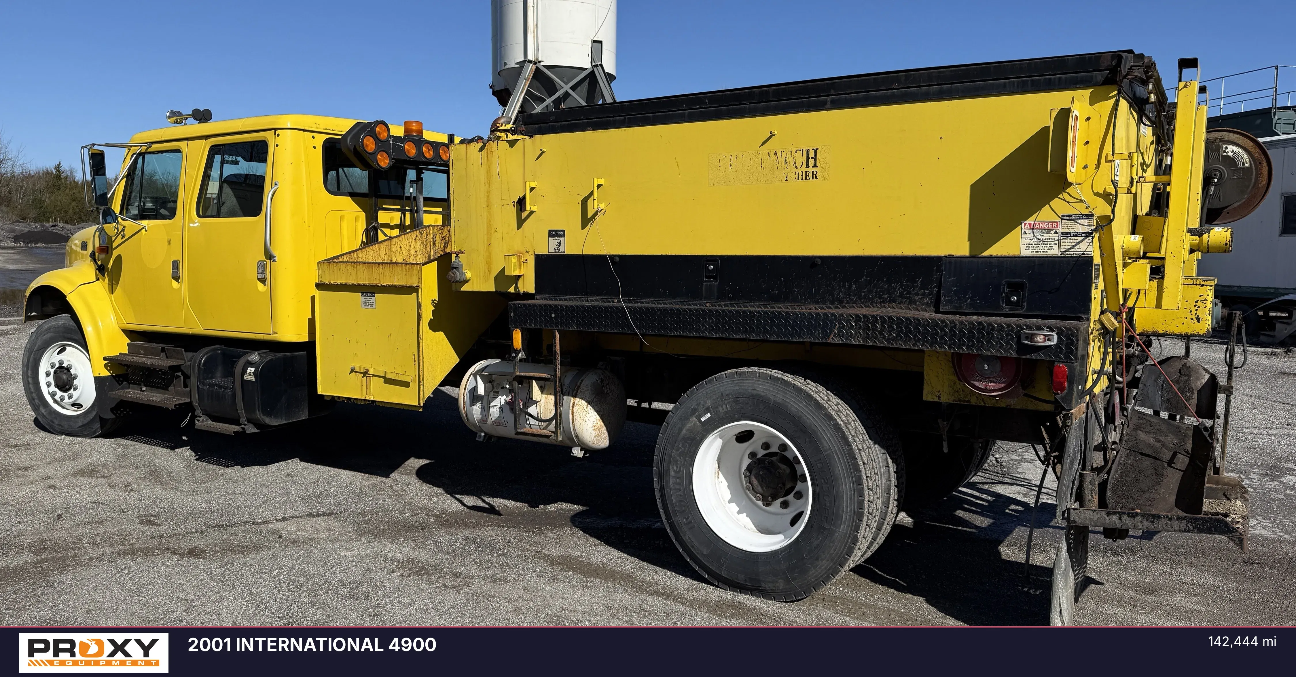 2001 International 4900 Equipment Image0