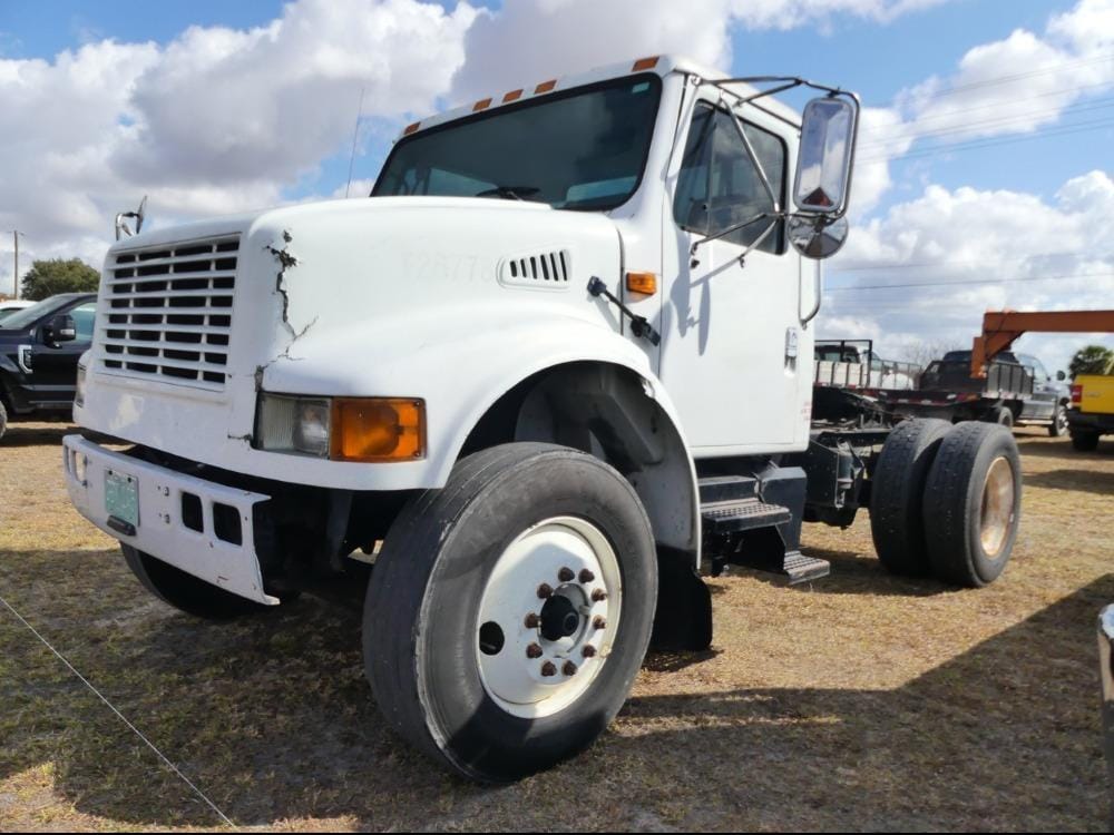2001 International 4900 Equipment Image0