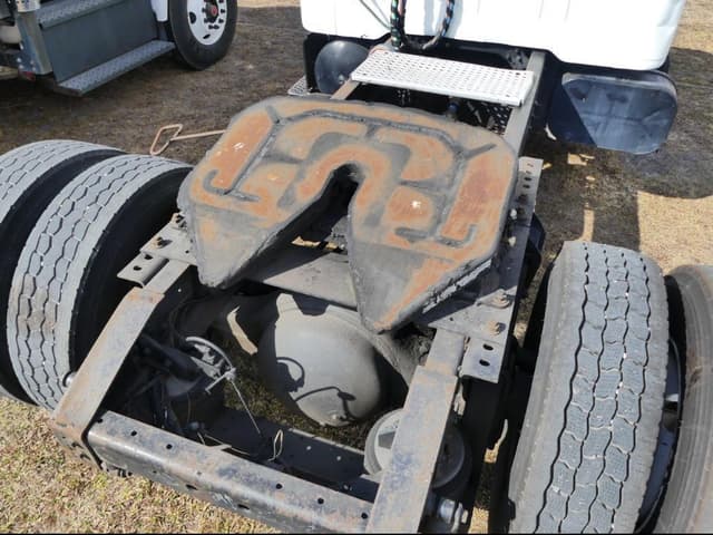 Image of International 4900 equipment image 4