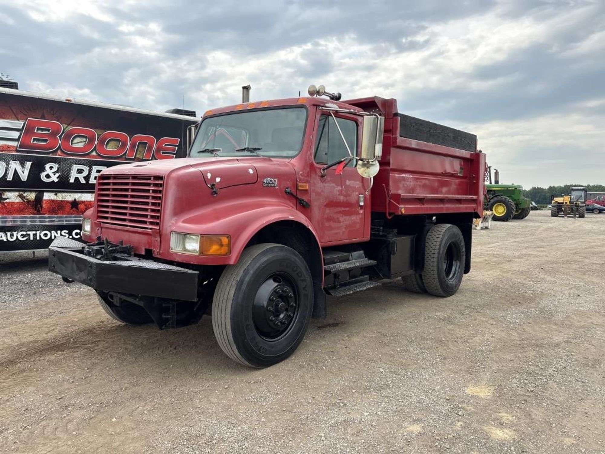 2001 International 4900 Equipment Image0