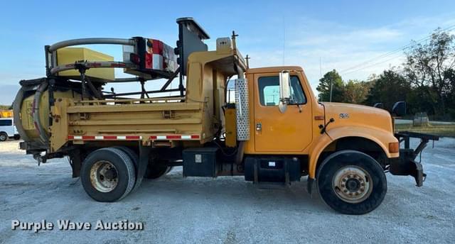 Image of International 4900 equipment image 3