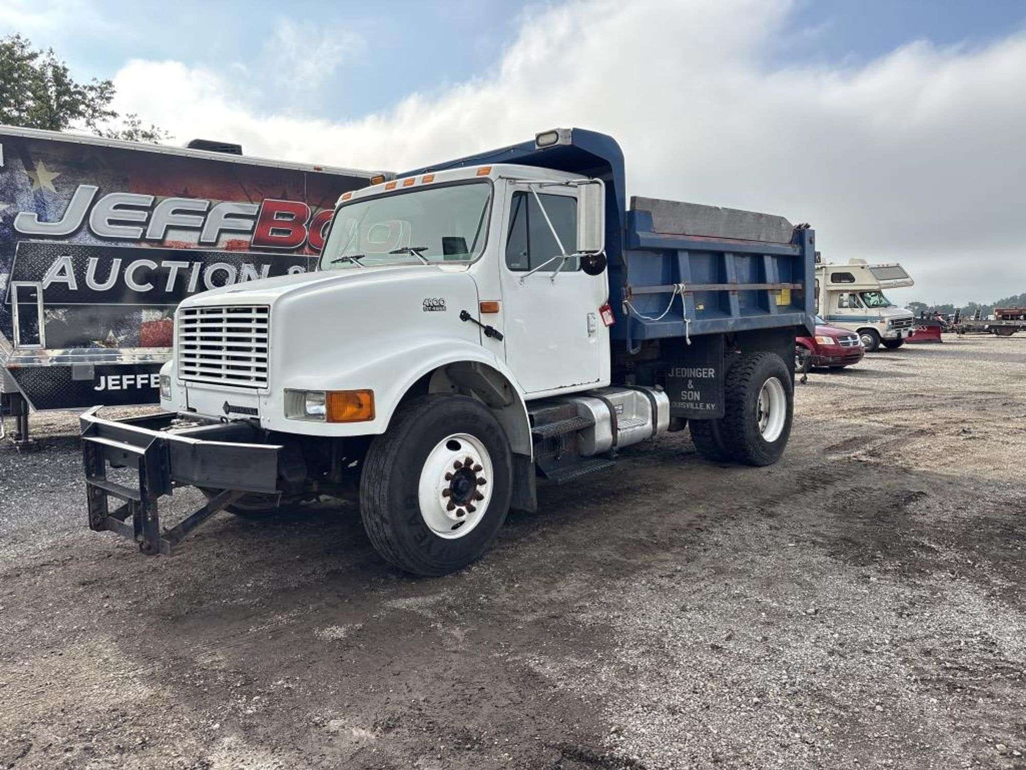 2001 International 4900 Equipment Image0