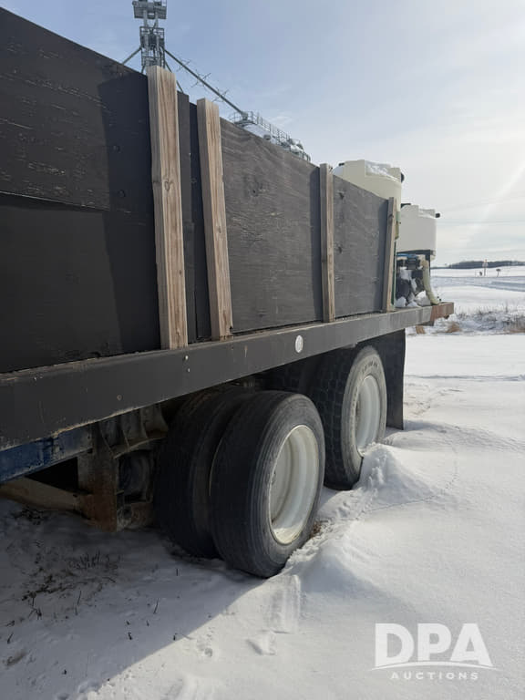 Image of International 4900 equipment image 3