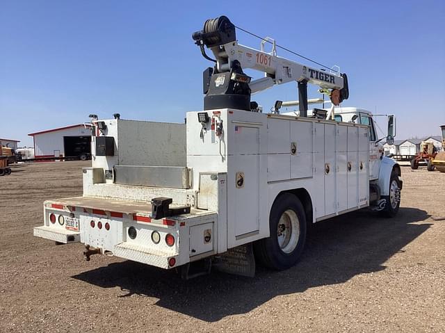 Image of International 4900 equipment image 4