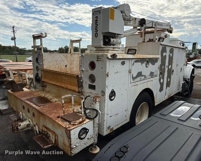 Image of International 4900 equipment image 3