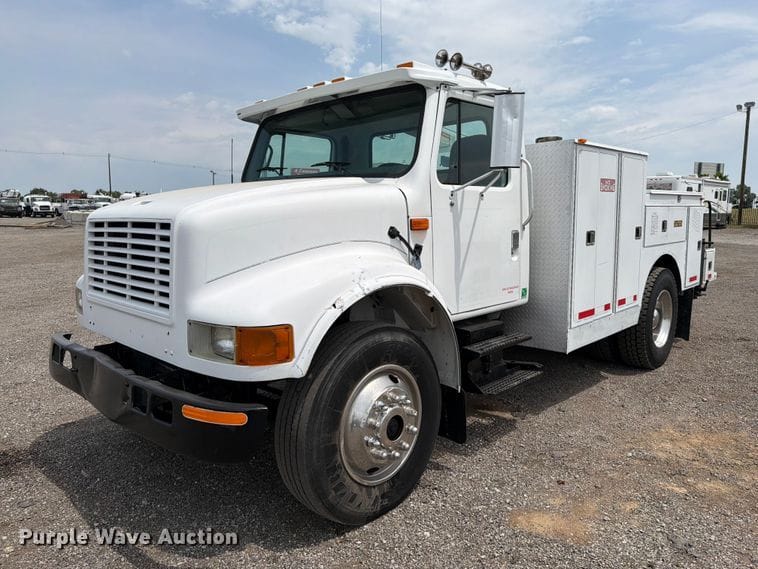 2001 International 4900 Equipment Image0