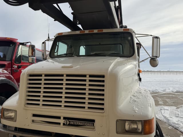 Image of International 8100 equipment image 1