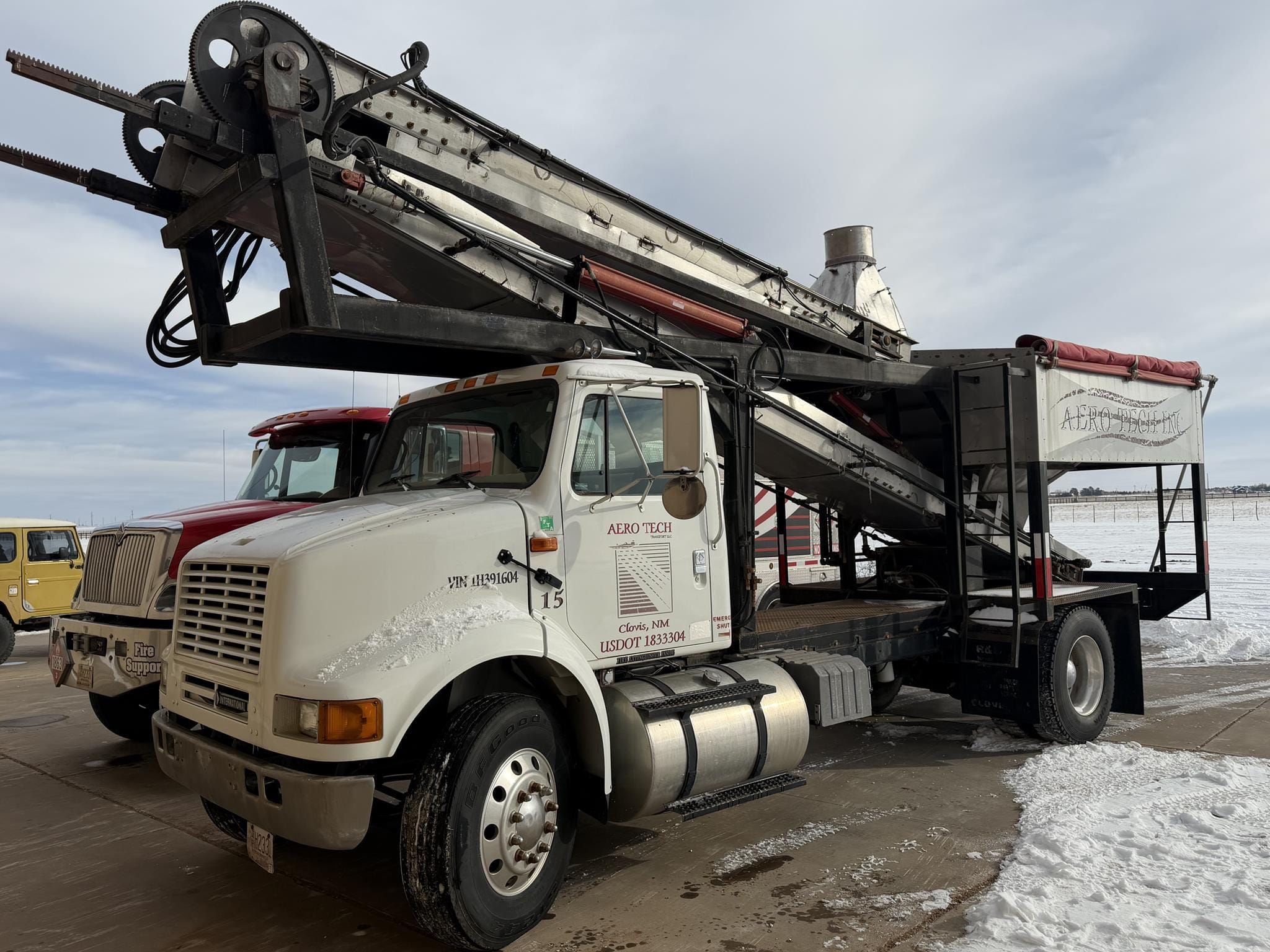 2001 International 8100 Equipment Image0