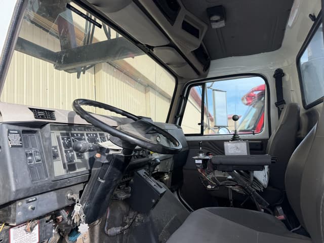 Image of International 8100 equipment image 4