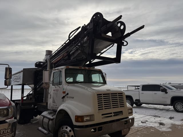 Image of International 8100 equipment image 2