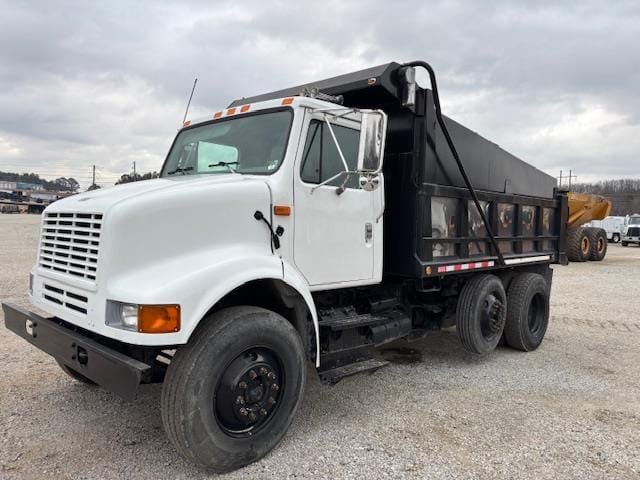 2001 International 8100 Equipment Image0