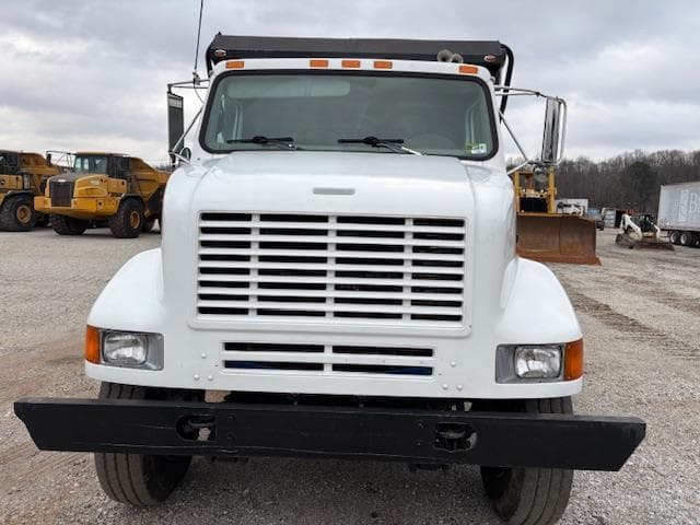 Image of International 8100 equipment image 1