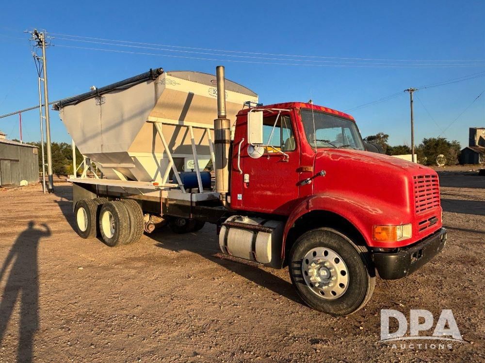 2001 International 8100 Equipment Image0