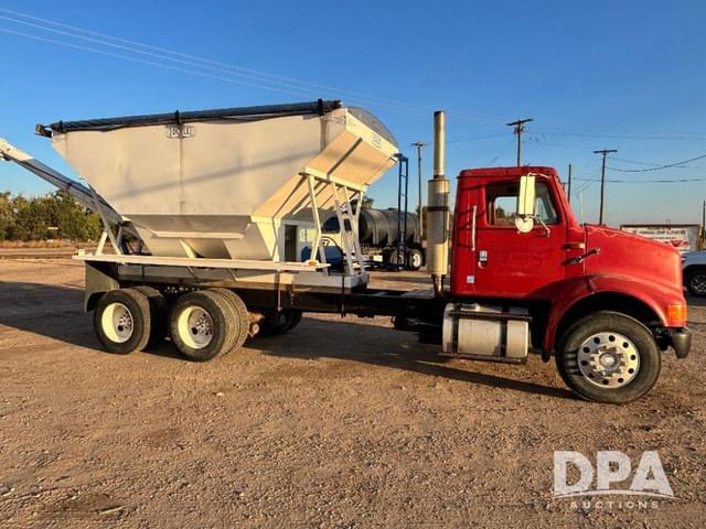 Image of International 8100 equipment image 2