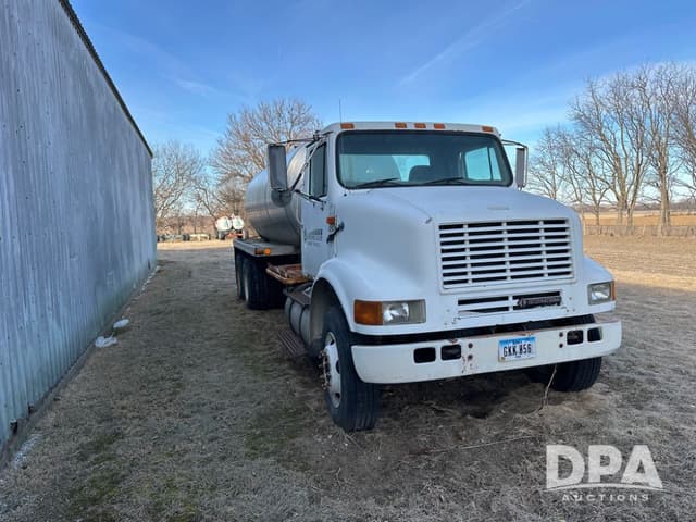 Image of International 8100 equipment image 4