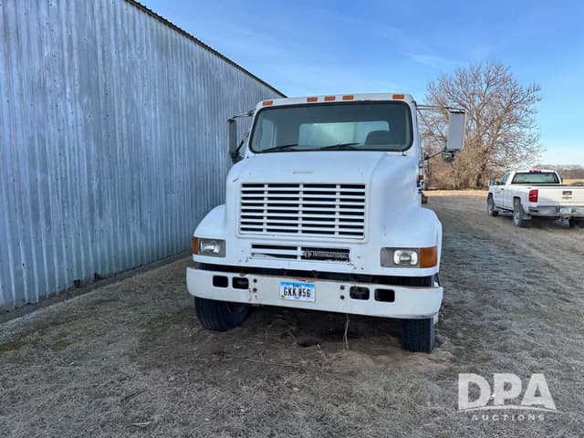 Image of International 8100 equipment image 2