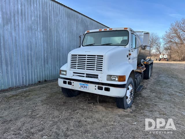 Image of International 8100 equipment image 1