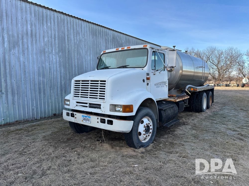 2001 International 8100 Equipment Image0