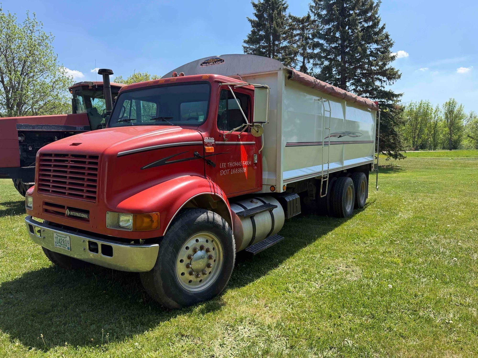 2001 International 8100 Equipment Image0
