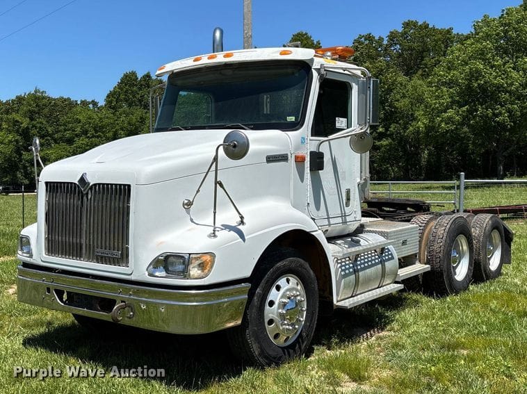 2001 International 9200i Equipment Image0