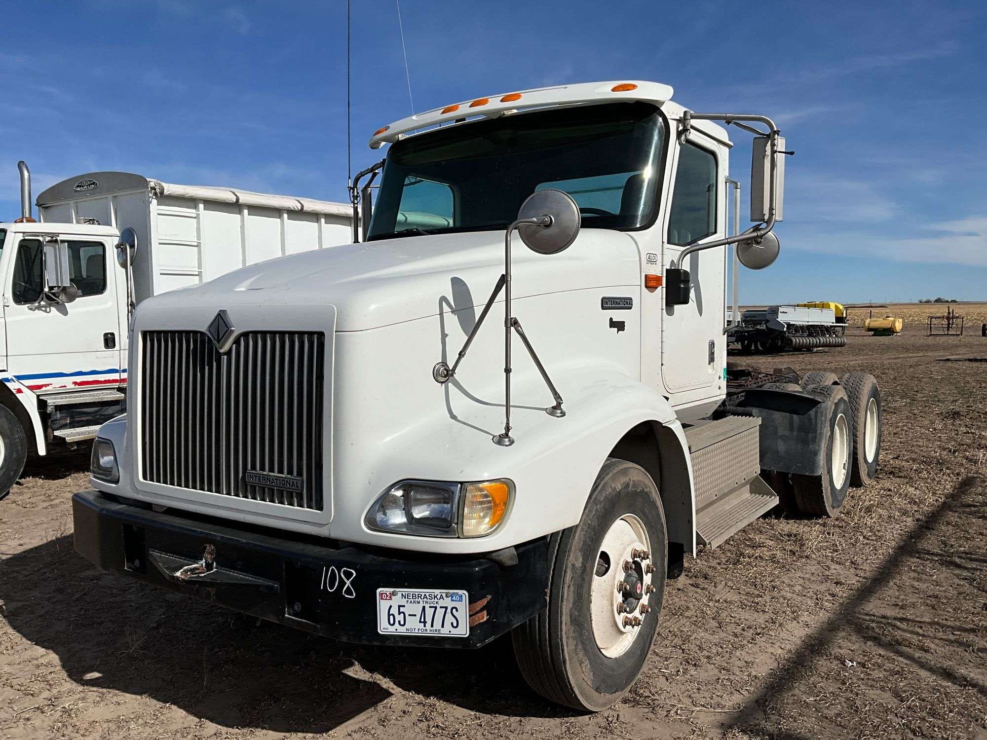 2001 International 9400 Equipment Image0