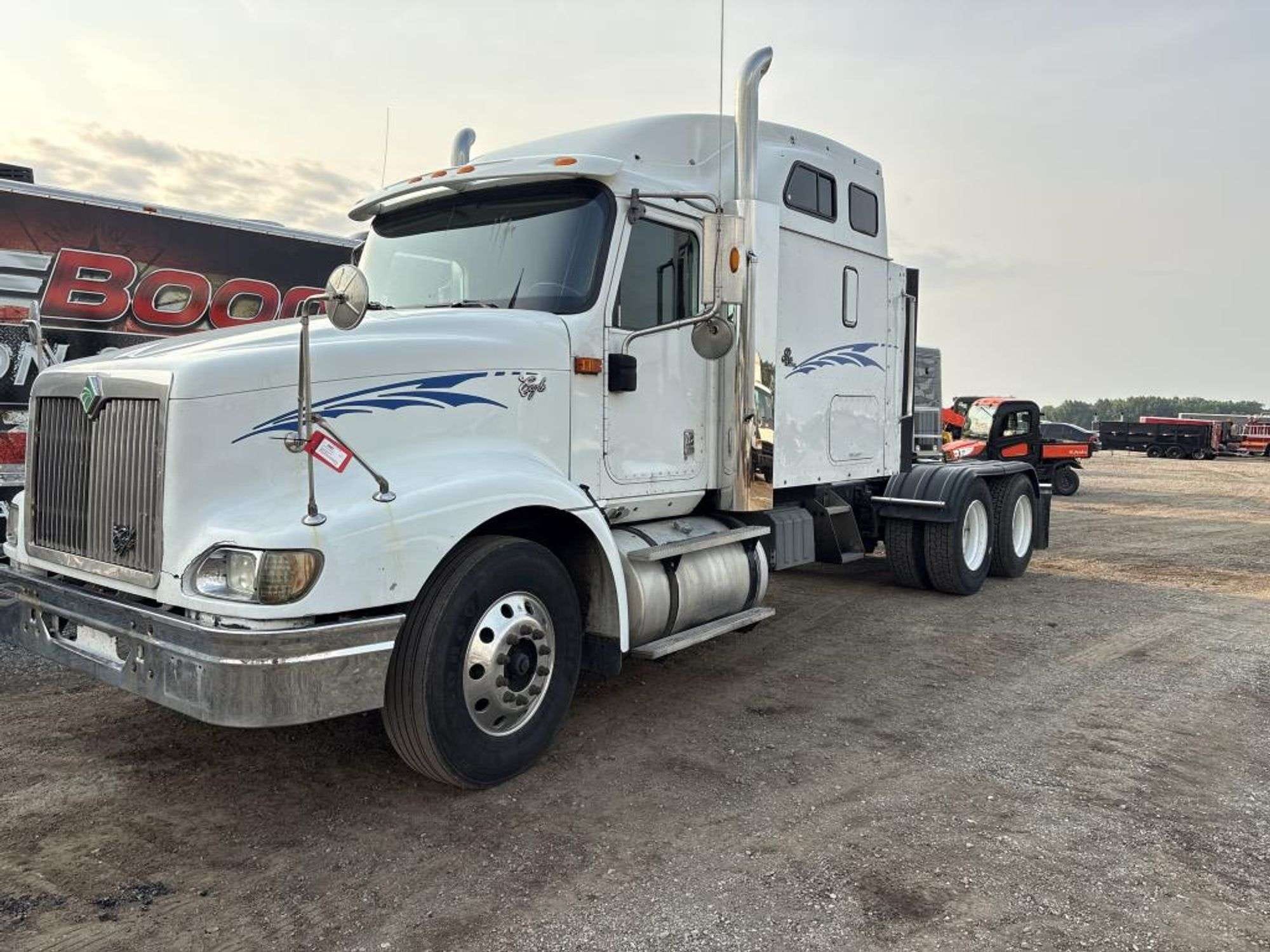 2001 International 9400 Equipment Image0