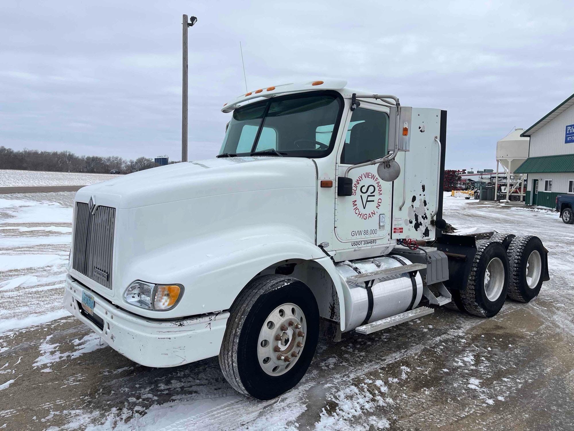 2001 International 9400i Equipment Image0