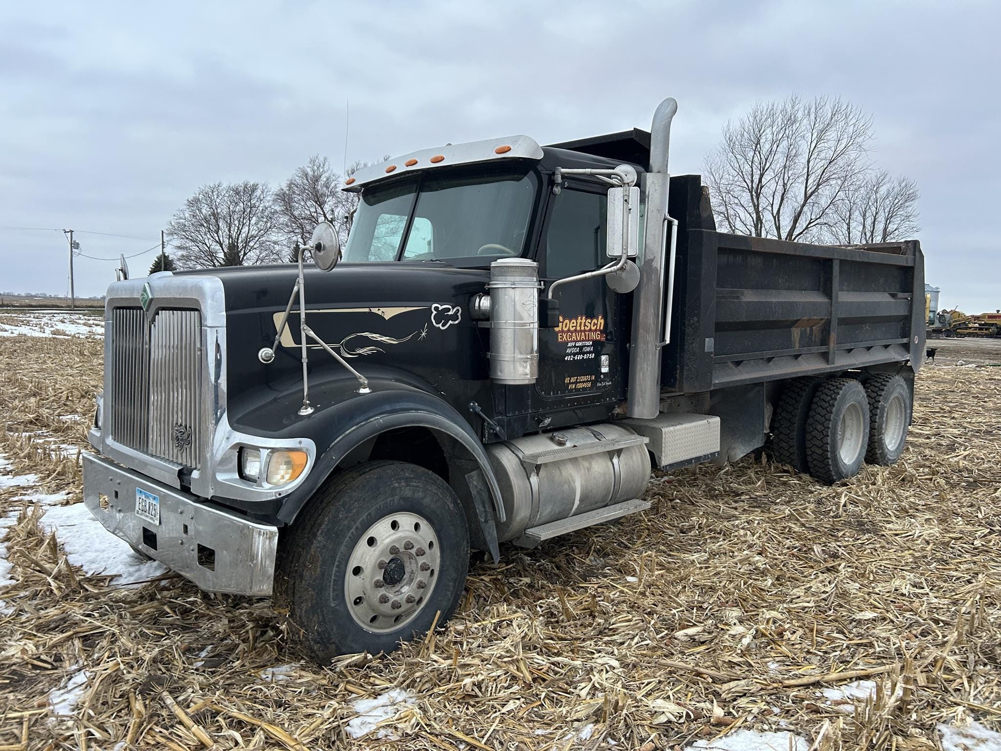 2001 International 9900 Equipment Image0