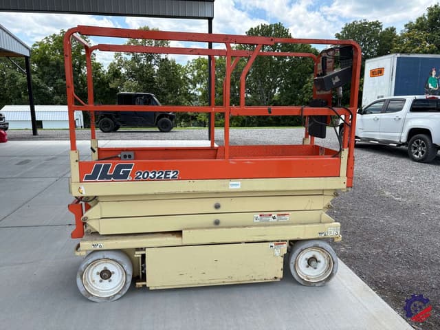Image of JLG 2032E2 equipment image 4