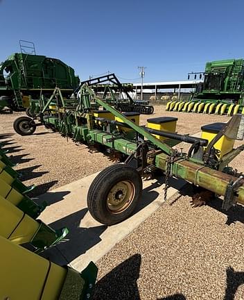 Image of John Deere 1700 equipment image 1