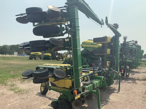 Image of John Deere 1710 equipment image 3