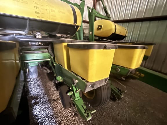 2001 John Deere 1760 Equipment Image0