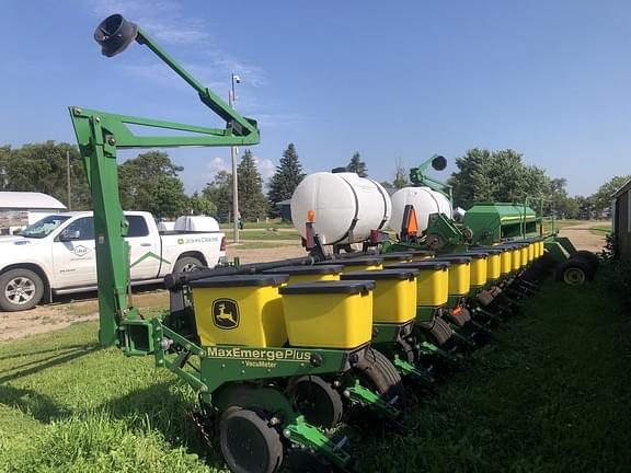 Image of John Deere 1760 equipment image 1