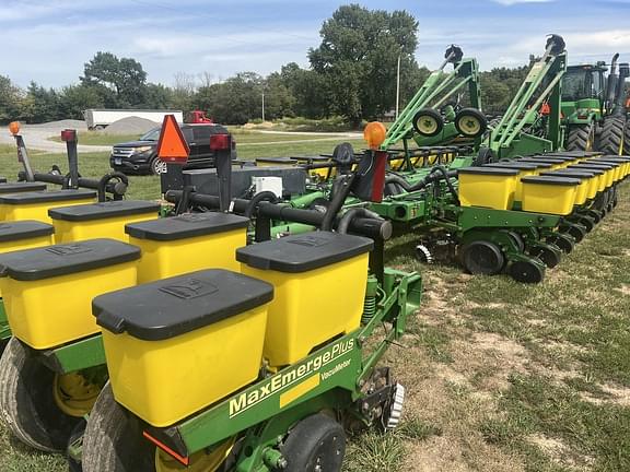 Image of John Deere 1770 equipment image 3